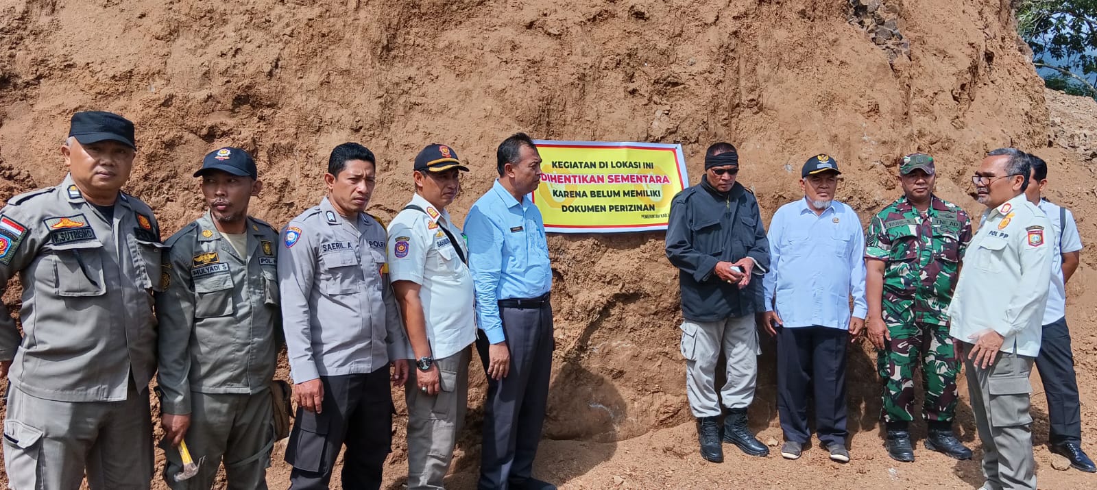 Satpol PP dan Kepala Dinas Lingkungan Hidup Lotim bersama sejumlah pihak saat menutup salah satu lokasi pengerukan Bukit di Sembalun, Rabu (1/10).