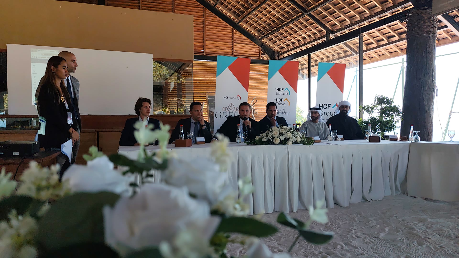​CEO HCF Group Richard Michelle (paling tengah) mengumumkan proyek