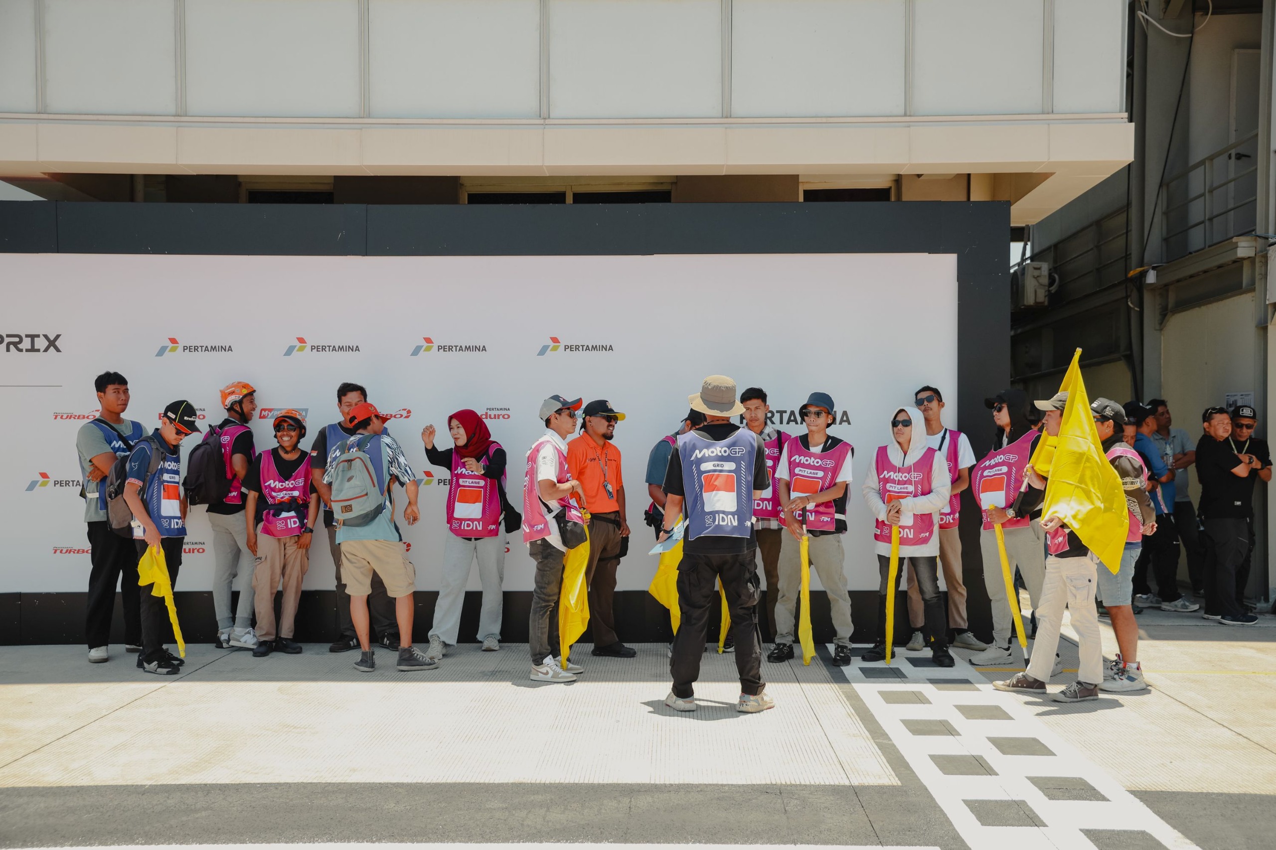 Persiapan flag marshal jelang balapan Motogp Mandalika 2025 di sirkuit Internasional Mandalika, Kamis (2/10).