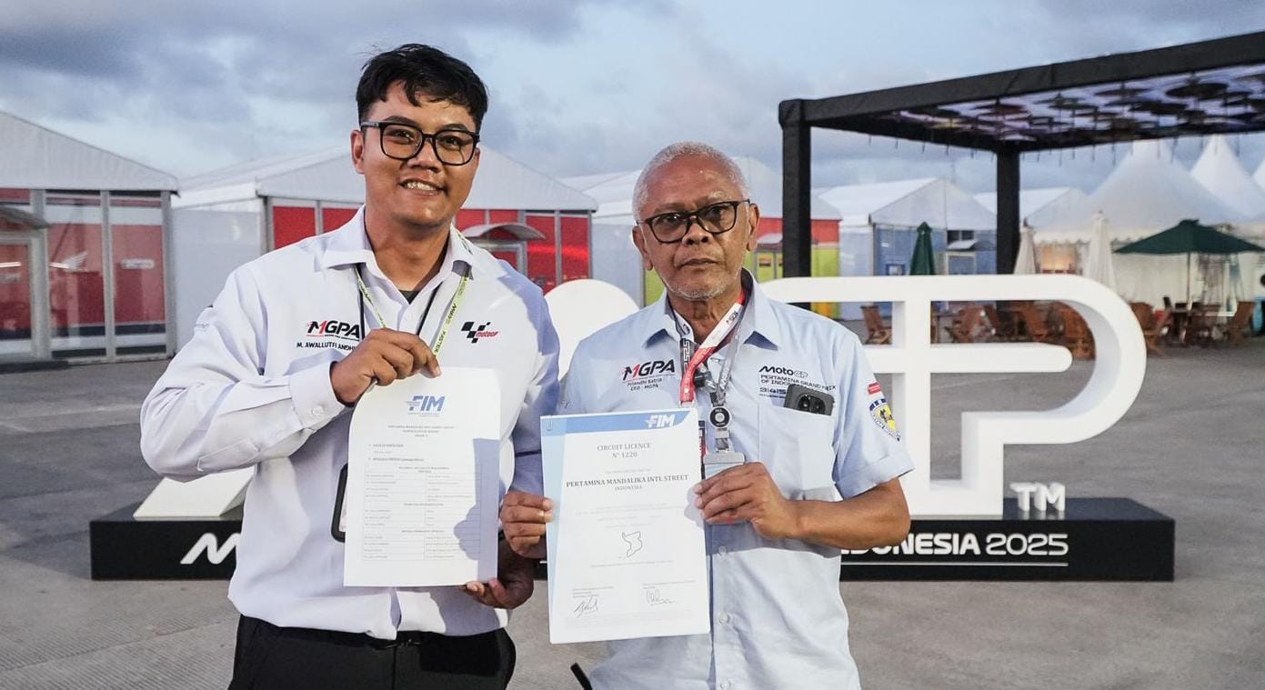 Direktur Utama MGPA Priandhi Satria (kanan) menunjukkan lisensi homologasi Grade A dari FIM