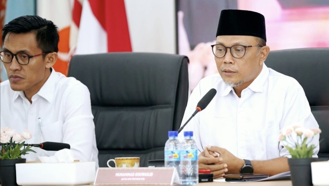 Ketua KPU NTB Muhammad Khuwailid (kanan) bersama Komisioner Bidang Sosialisasi Pendidikan Pemilih, Partisipasi Masyarakat dan SDM KPU NTB Agus Hilman dalam FGD evaluasi sistem kepemiluan, Kamis (2/10)