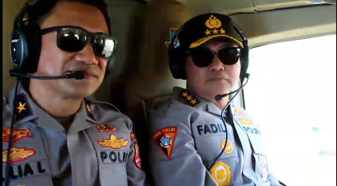 Astamaops Kapolri Komjen Pol Mohammad Fadil Imran (kanan) melakukan pemantauan udara Operasi Mandalika Rinjani 2025.