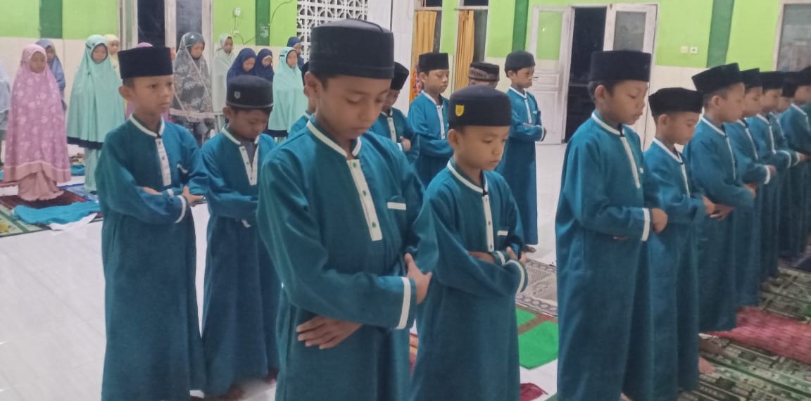 Murid MI Al-Hikam NW Kuripan Utara melaksanakan salat tahajud pada program Insap Alquran di madrasah setempat, belum lama ini. Ada program Insap di MI Al-Hikam NW Kuripan Utara.