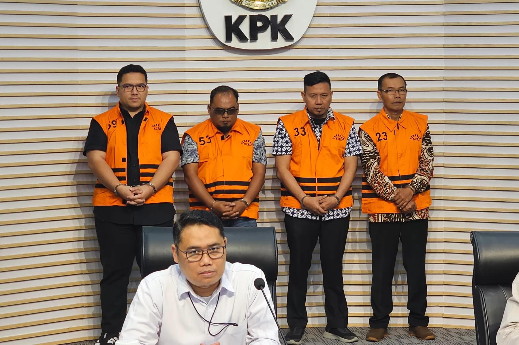 KPK menahan empat dari 21 orang yang ditetapkan sebagai tersangka kasus dugaan korupsi dana hibah Jatim, Kamis (2/10). (FOTO: JAWAPOS)