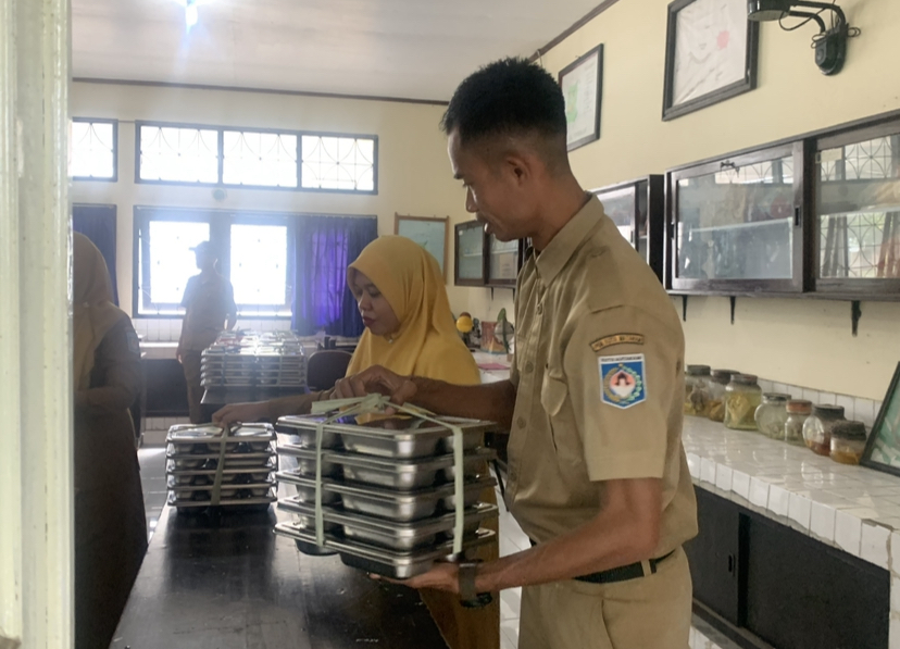 Guru saat mendistribusikan MBG di salah satu sekolah di Mataram.
