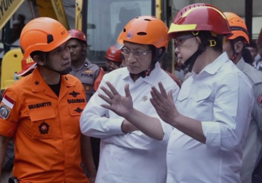 Menteri Agama (Menag), Nasaruddin Umar meninjau langsung lokasi tragedi ambruknya salah satu bangunan di Pondok Pesantren Al Khoziny, Sidoarjo, Jawa Timur, yang terjadi pada 29 September 2025.