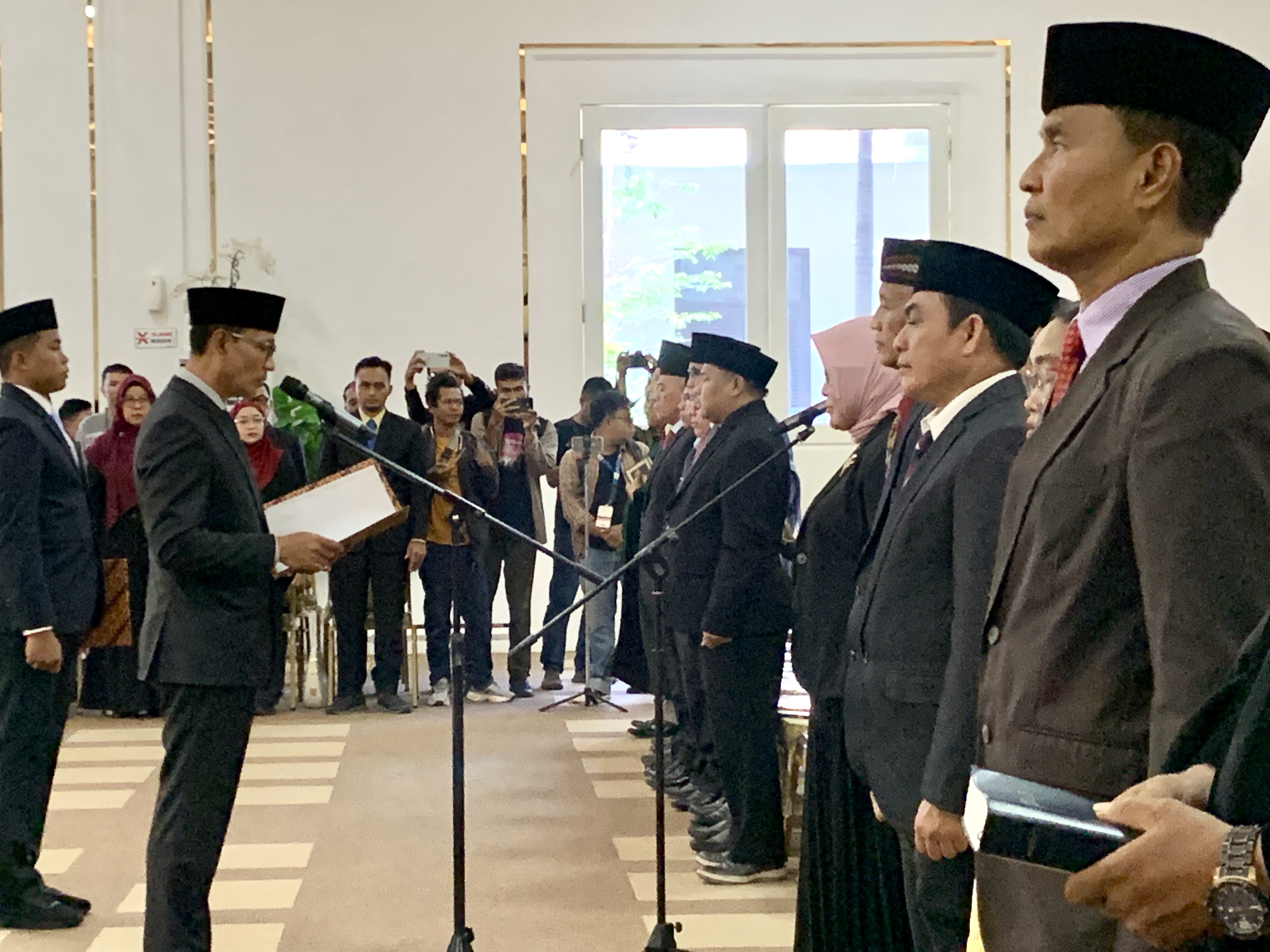 Wali Kota Mataram Mohan Roliskana saat melantik pejabat