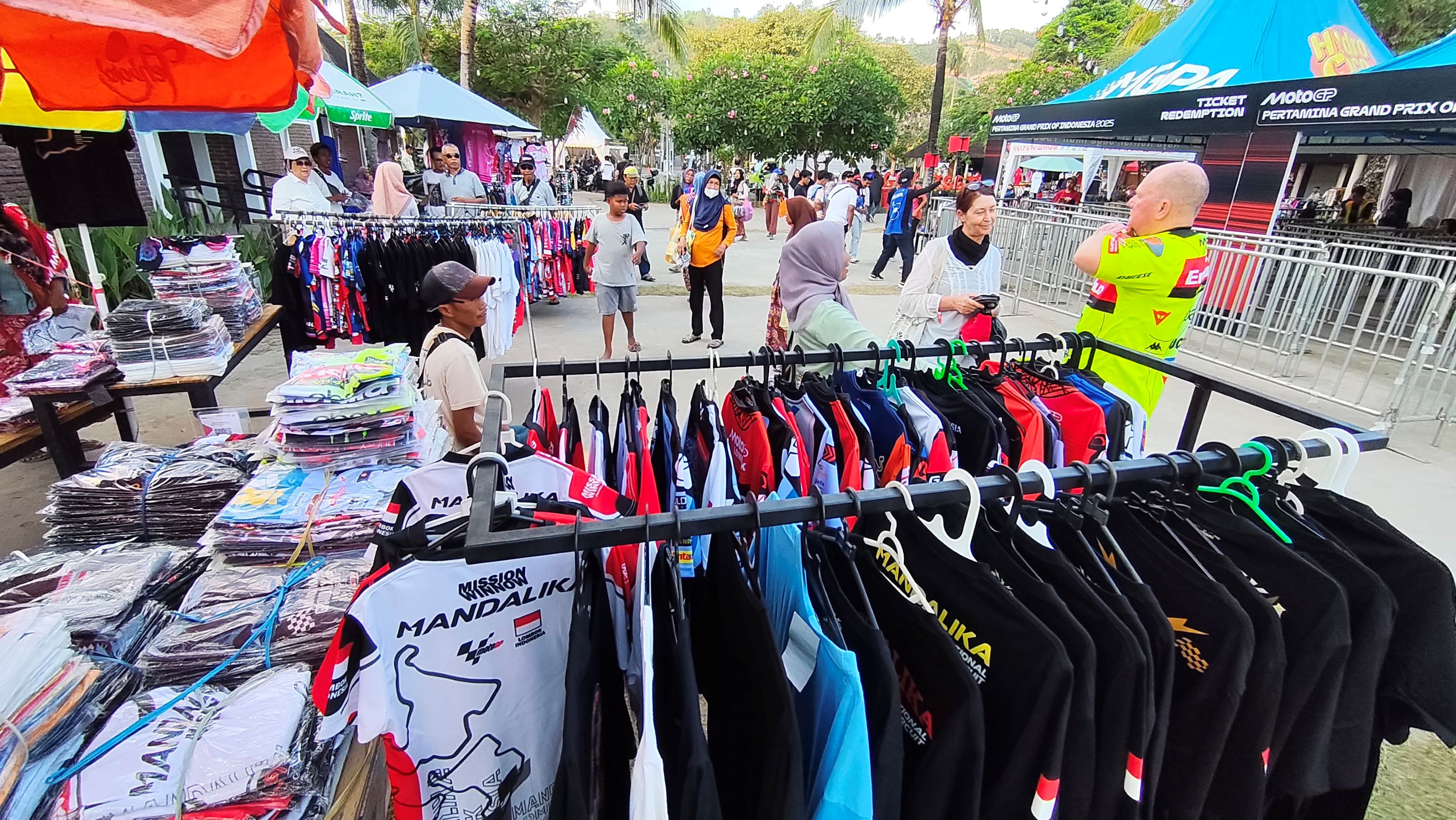 Pengunjung domestik hingga mancanegara berburu kaos jersey usai menukar tiket MotoGP 2025 di area Bazaar Mandalika, Desa Kuta Pujut, Lombok Tengah, Jumat (3/10).