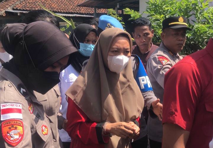 MASIH TERTUTUP: Tersangka Brigadir Rizka Sintiyani saat mengikuti proses rekonstruksi belum lama ini. Selain Brigadir Rizka, Polres Lombok Barat akan menetapkan beberapa tersangka lain.