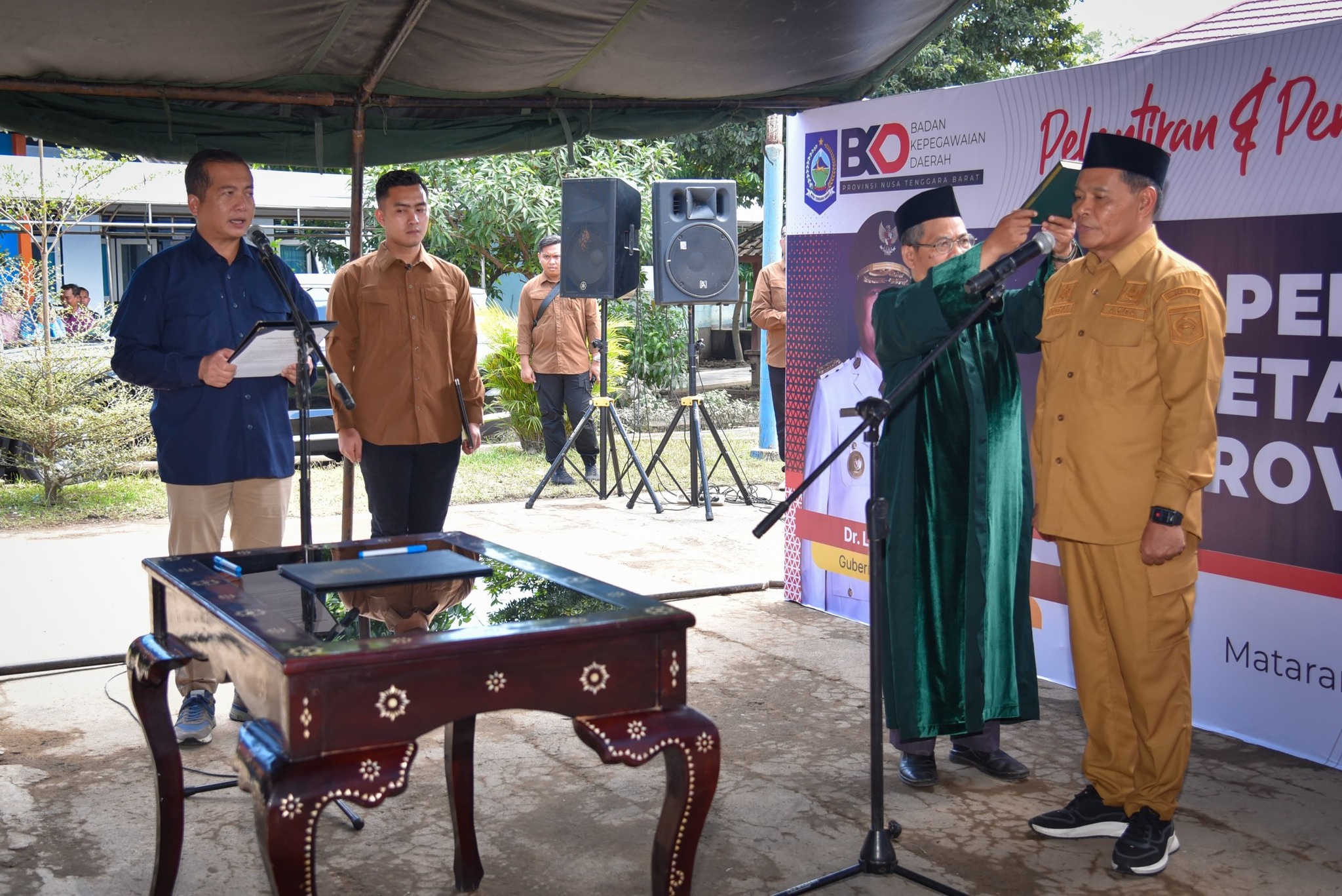 Gubernur NTB Lalu Muhamad Iqbal melantik Lalu Mohammad Faozal sebagai Pj Sekda NTB, di Pusat Pelayanan Sosial Lanjut Usia Mandalika, Juli lalu.