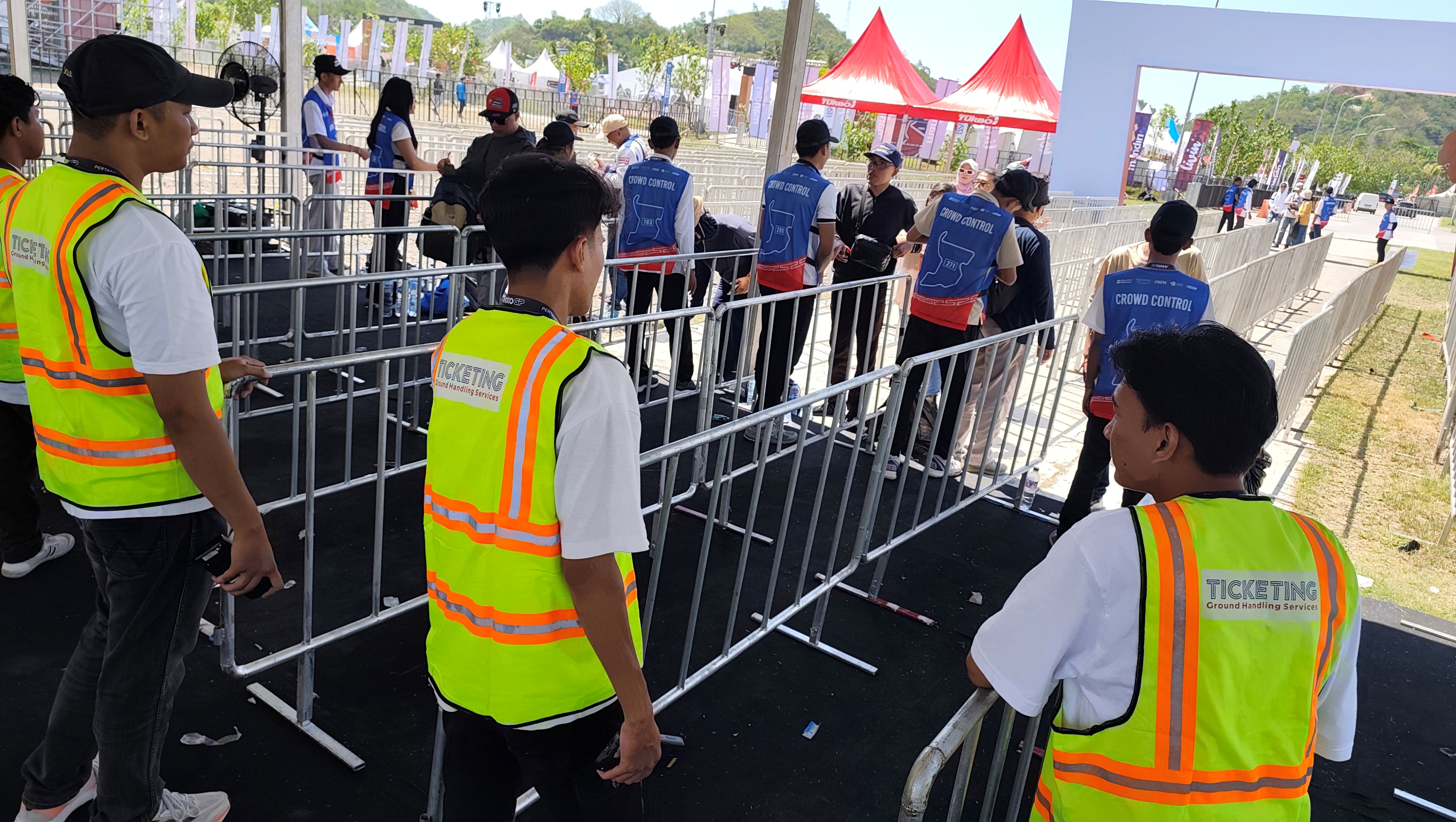 Pengunjung yang didominasi wisatawan asing ini berswafoto di area paddock Sirkuit Internasional Mandalika, Lombok Tengah, Jumat (3/10).