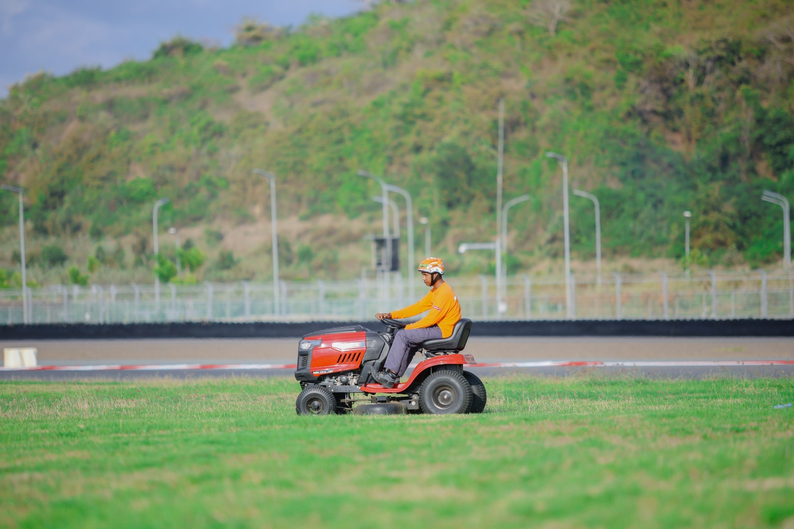 TANGAN DINGIN: Sukardianto menjadi sosok penting dalam merawat area rumput di sekitar Sirkuit Internasinal Mandalika, Lombok Tengah.