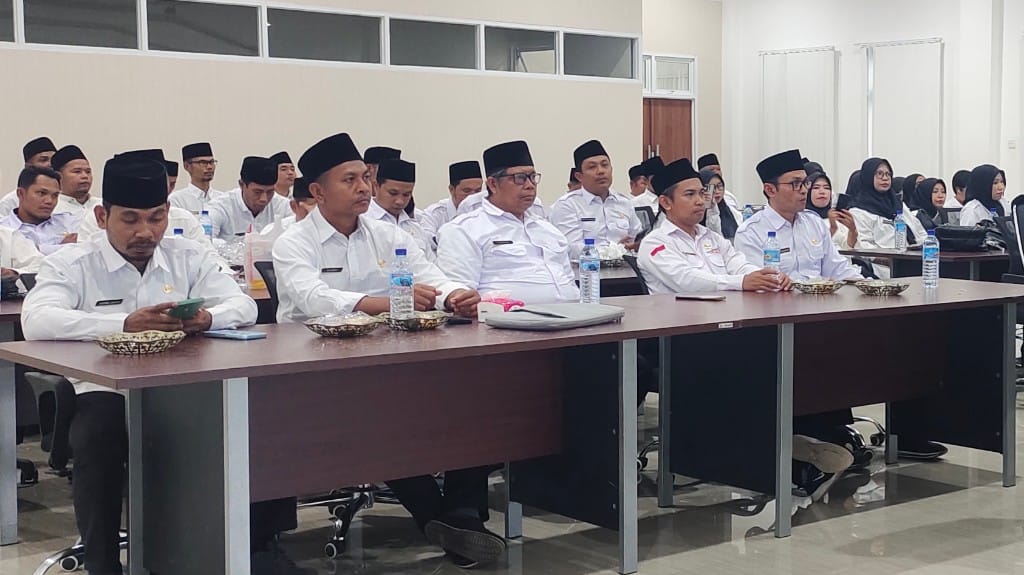 PENANTIAN PANJANG: Para pendamping PKH di Lombok Utara mengikuti rangkaian pelantikan dan penyerahan SK PPPK di Aula Kantor Bupati, Jumat (3/10)