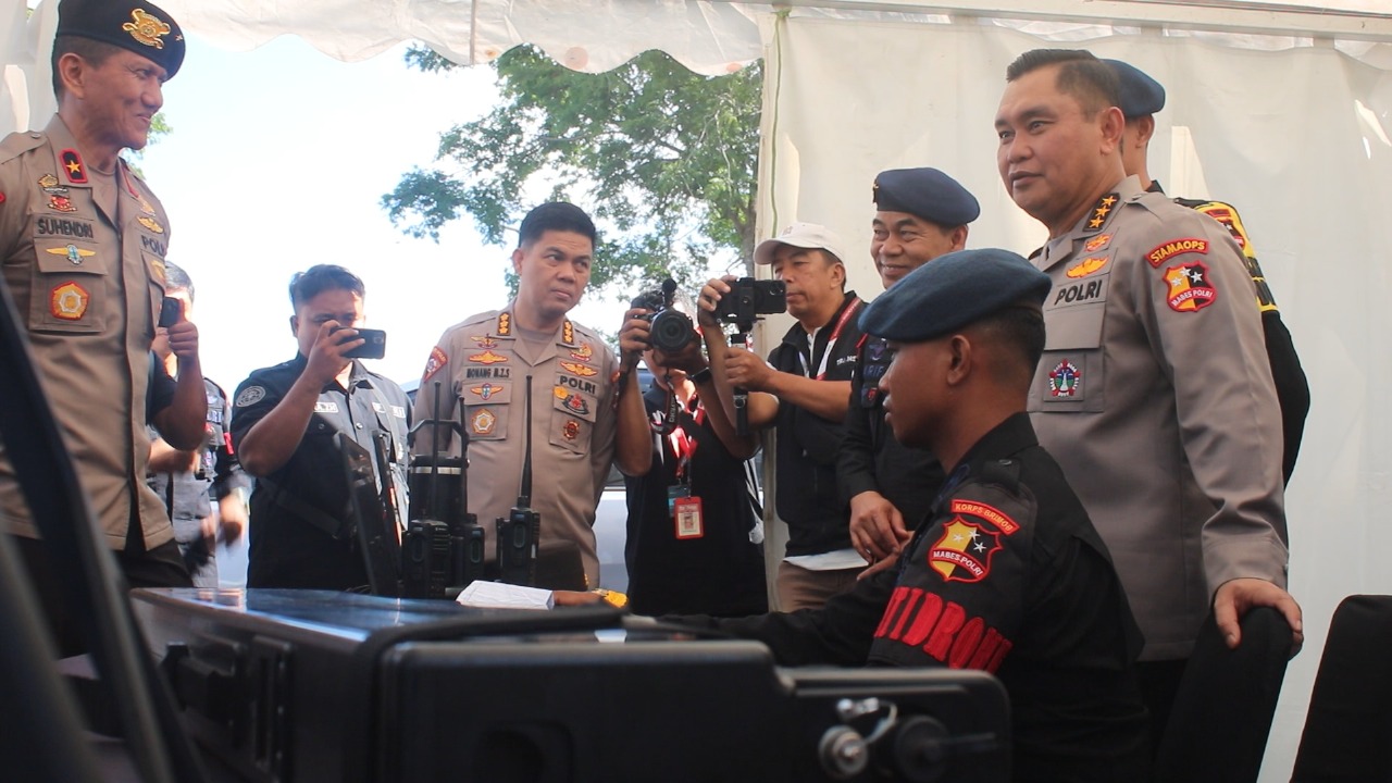 Astamaops Kapolri Komjen Fadil Imran (kanan) meninjau pos pantau anti drone di Bukit Jokowi, Sirkuit Mandalika, Lombok Tengah, Sabtu (4/10).