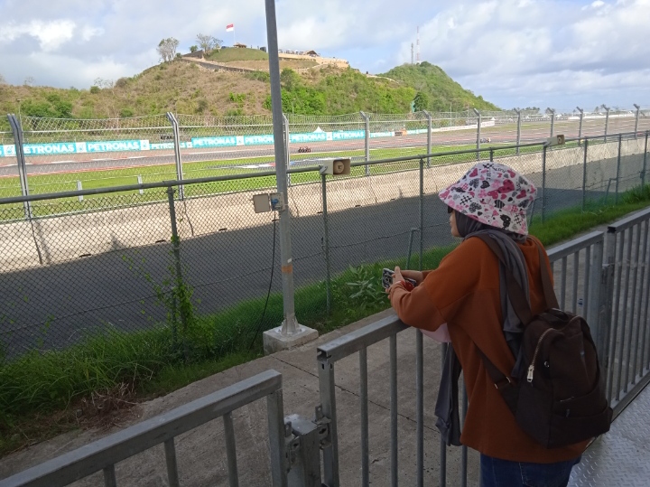 Salah seorang penonton MotoGP Mandalika Lombok di Tribun C.