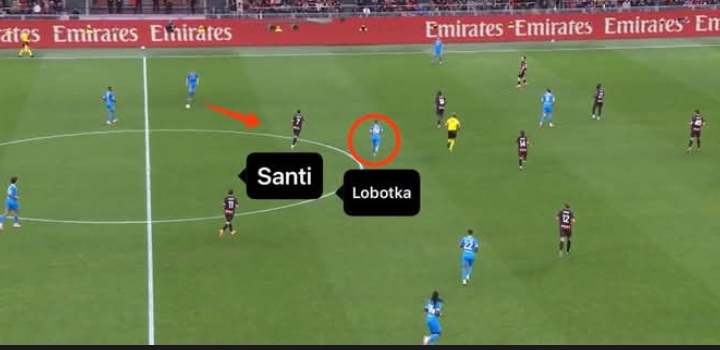 Santiago Gimenez, striker AC Milan bekerja keras membayangi lawan.