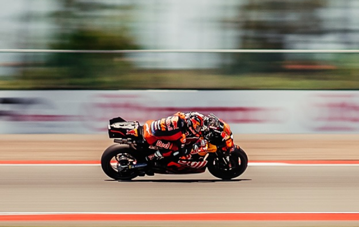 Maverick Vinales mundur dari MotoGP Indonesia 2025 karena cedera bahu kiri. Rider KTM Tech3 fokus pemulihan sebelum kembali balapan.