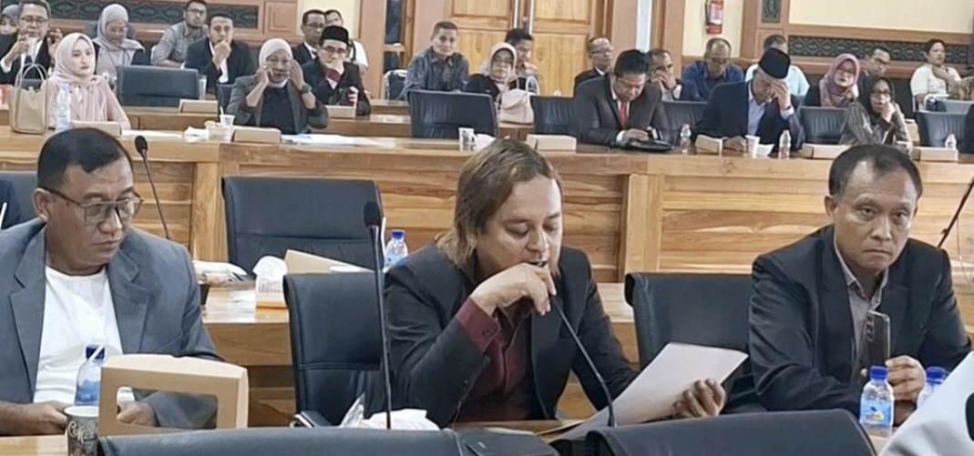Anggota DPRD NTB dari PDIP menyampaikan nota keberatan soal penggunaan dana BTT dalam APBD 2025. Dari kiri ke kanan (Raden Nuna Abriadi, Abdul Rahim, Made Slamet).
