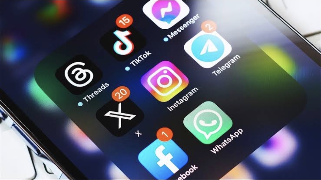 Setiap kali kita membuka Facebook, X, atau TikTok, mereka sedang menghasilkan uang. Bukan recehan. Bukan jutaan. Tapi miliaran dolar setiap tahun. (ilustrasi)