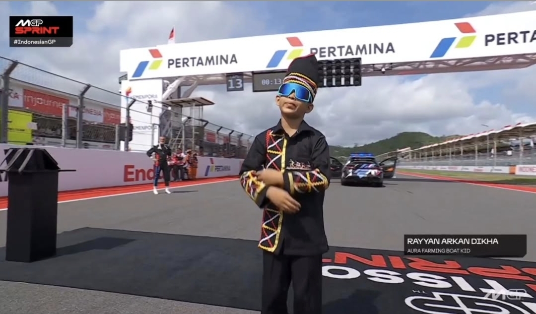 Rayyan, bocah pacu jalur, tampil dalam pembukaan Sprint Race MotoGP Mandalika 2025. (istimewa)