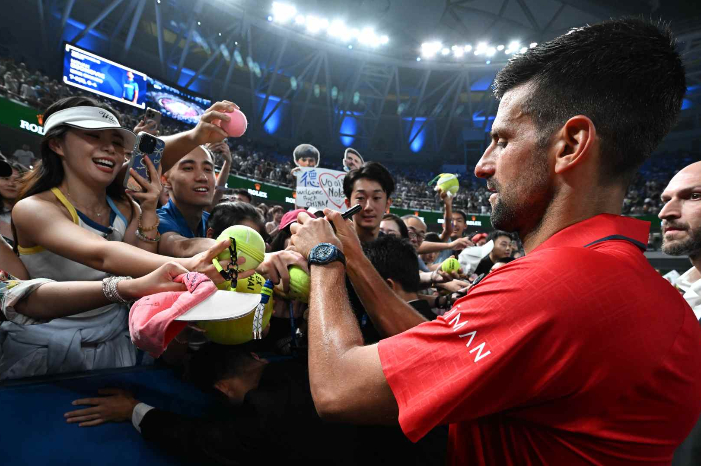 Novak Djokovic pikat penonton Shanghai Masters 2025 dengan servis ace dan sapaan bahasa Mandarin usai kalahkan Marin Cilic di laga pembuka.