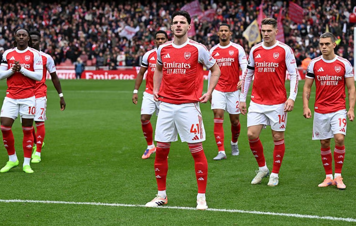 Arsenal berhasil mengalahkan West Ham United dan mengambil alih puncak pimpinan klasemen sementara Premier League.