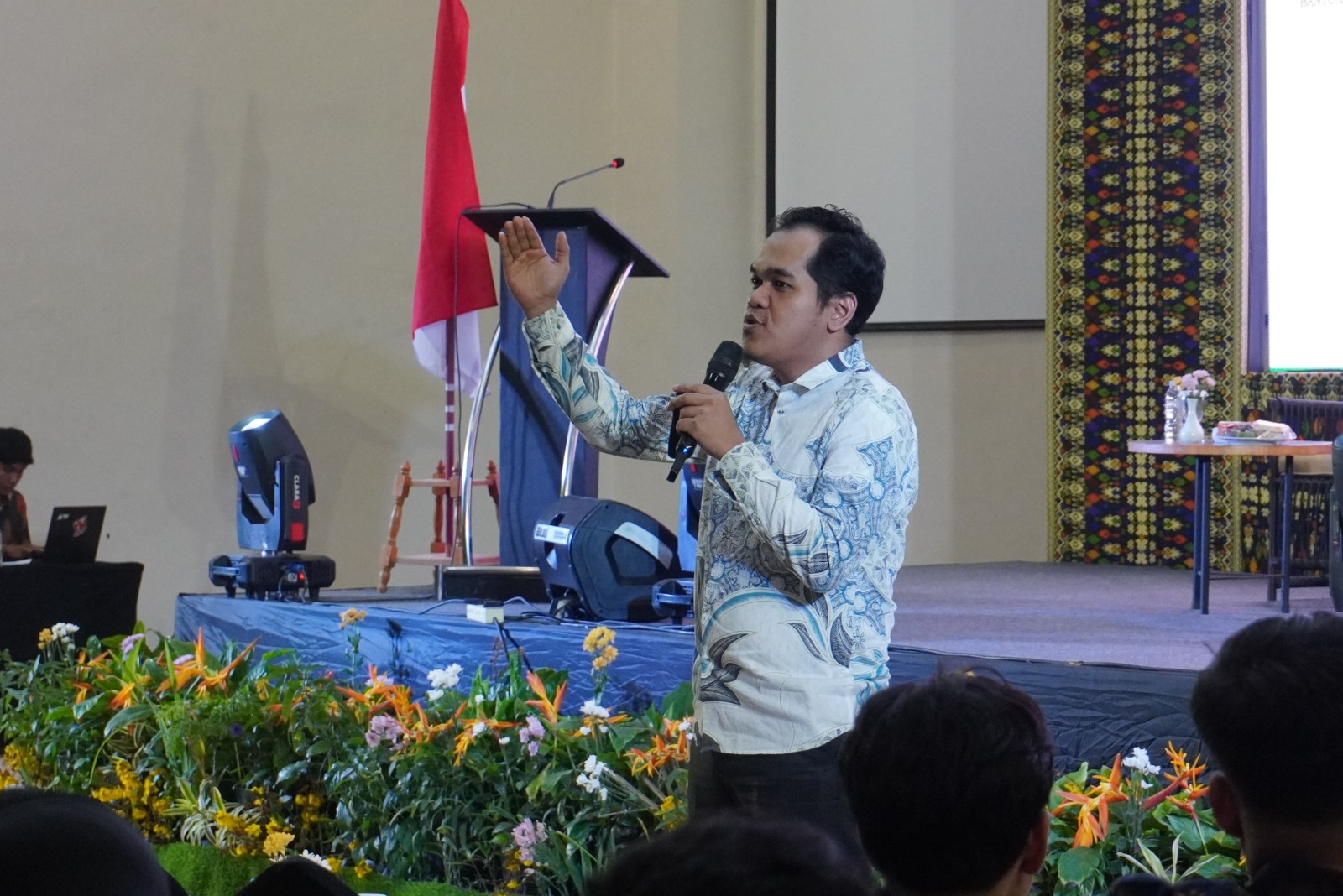 Kepala Cabang BPJS Ketenagakerjaan Lotim Yohan Firmansyah saat menyampaikan materi kepada pekerja SPPG.