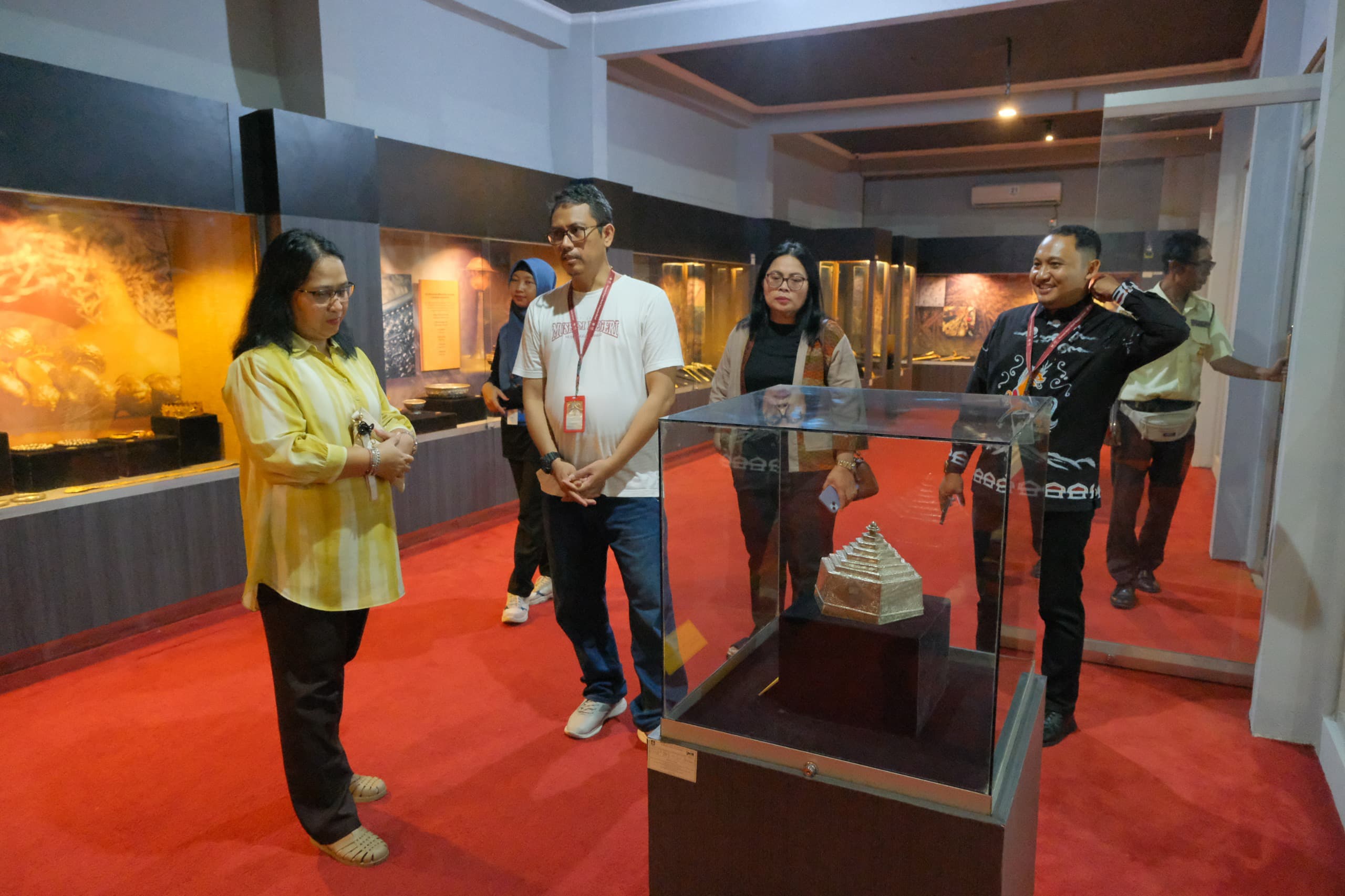 Kepala Kanwil Kemenkum NTB I Gusti Putu Milawati mengamati benda bersejarah yang ada di Museum NTB didampingi Kepala Museum NTB Ahmad Nuralam.