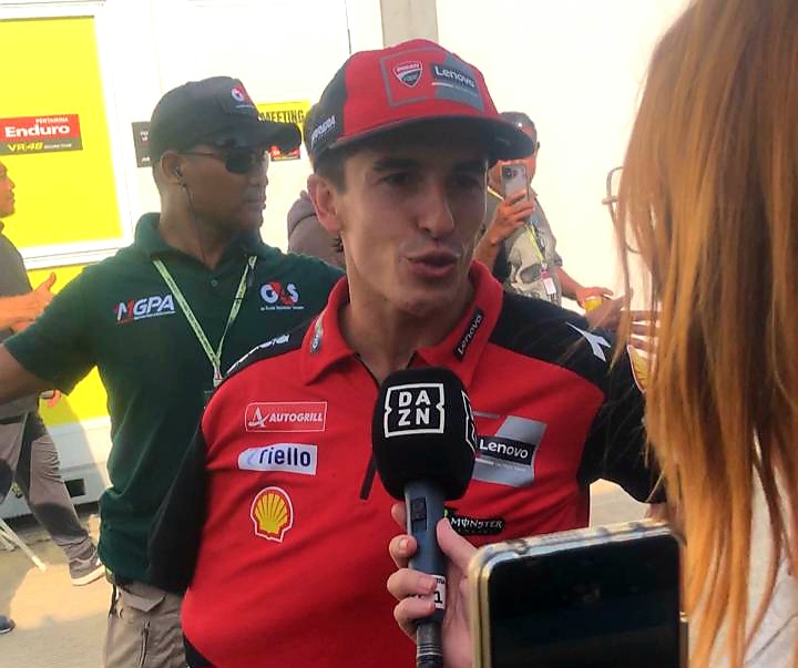 CEDERA: Marc Marquez menyembunyikan kondisi tangan kanannya usai mengalami insiden di balapan utama MotoGP Mandalika, Minggu (5/10).