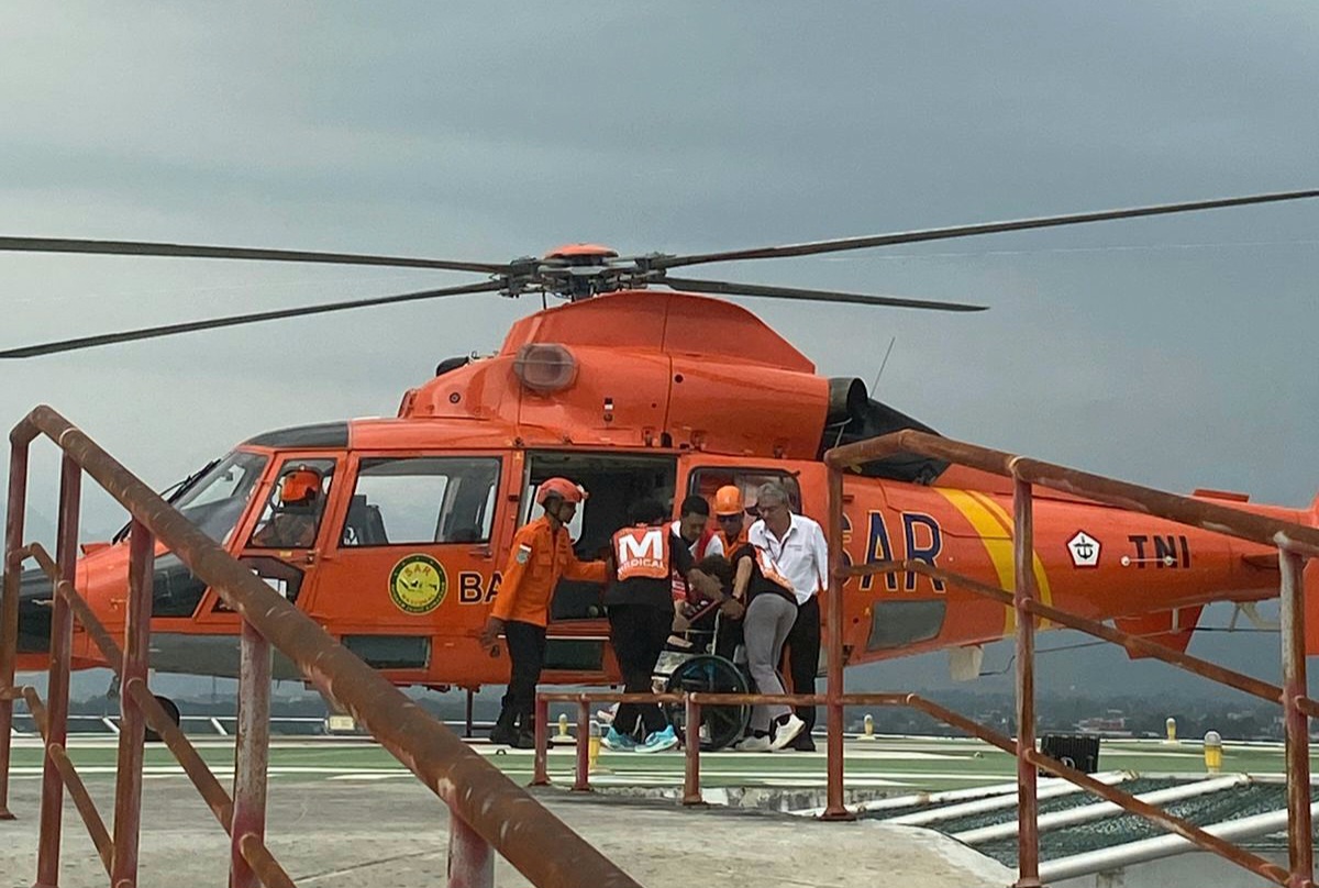 TIBA DI RSUD NTB: Tim medis RSUD NTB mengevakuasi pebalap MotoGP yang mengalami insiden saat balapan di Sirkuit Mandalika, Minggu (5/10).