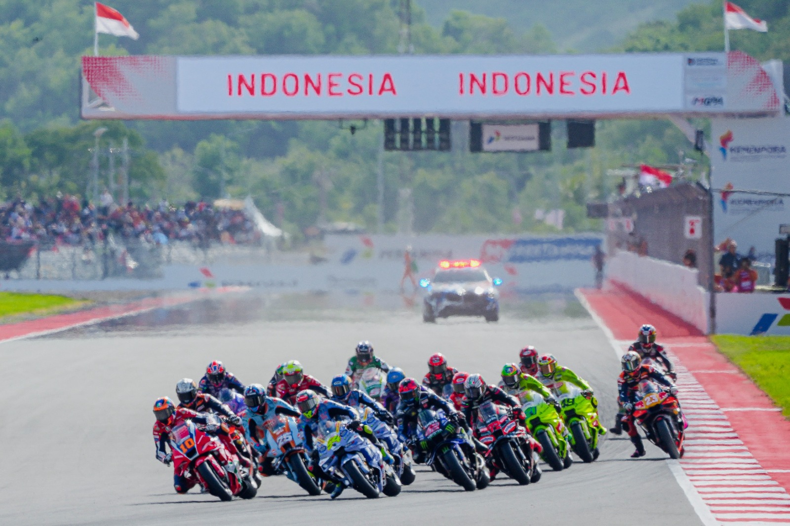 Suasana ajang balap MotoGP Mandalika 2025 di Sirkuit Internasional Mandalika, Minggu (5/10).