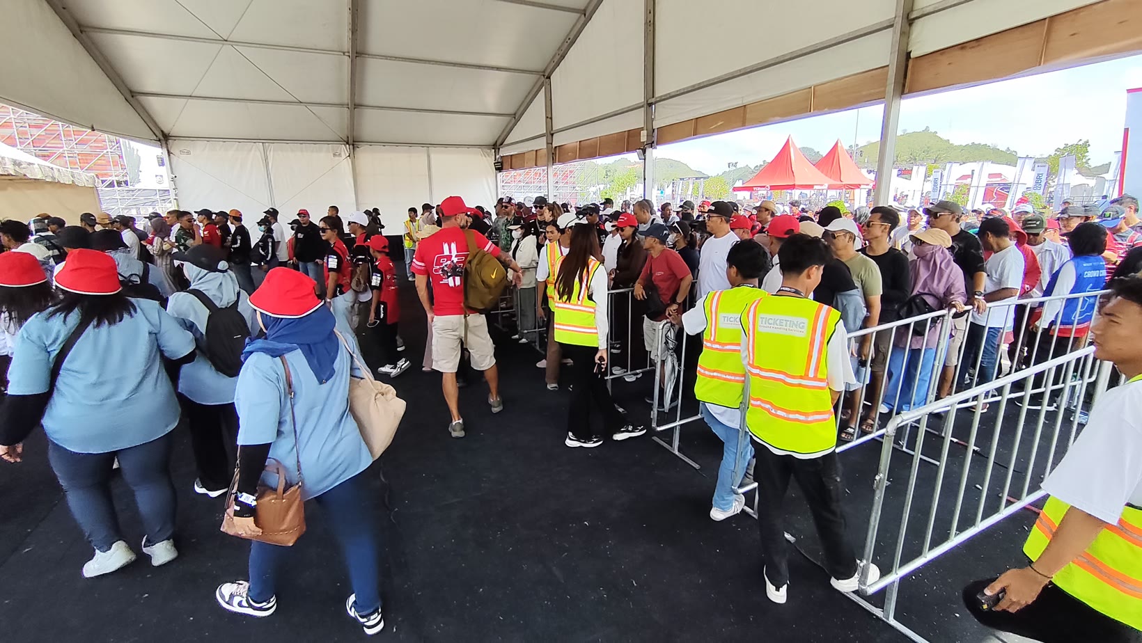Ribuan penonton mulai berdatangan pada hari puncak MotoGP Mandalika 2025 di Sirkuit Internasional Mandalika, Minggu (5/10).