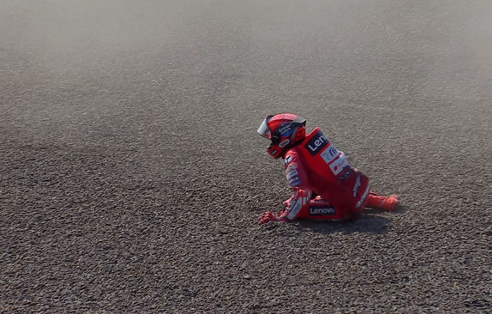 Insiden panas di MotoGP Mandalika 2025! Marco Bezzecchi tabrak Marc Marquez di Tikungan 7, dua bintang MotoGP tersungkur di awal balapan.