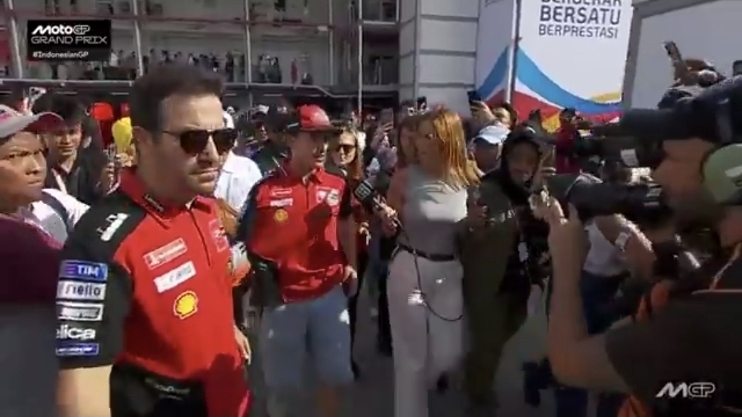 Marc Marquez dijadwalkan diterbangkan ke Barcelona menggunakan jet medis untuk menjalani perawatan di rumah sakit yang pernah menangani cedera lengan kirinya pada 2020 lalu. (Foto: tangkapan layar)