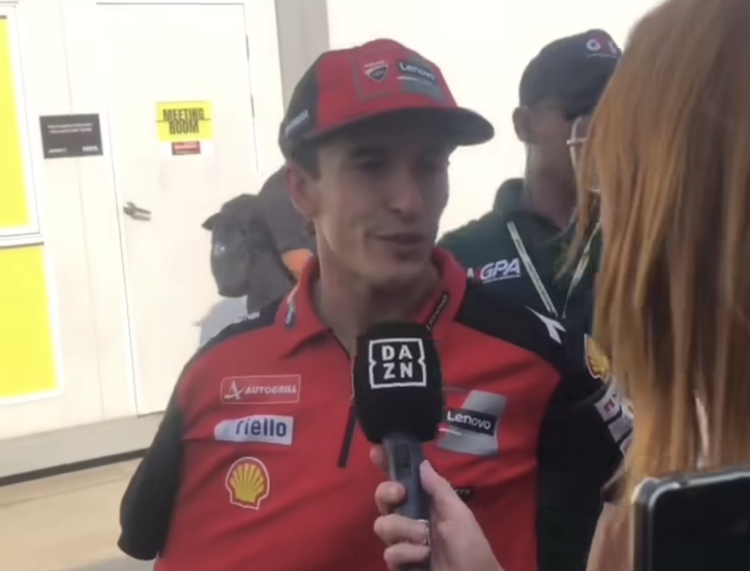 Di media sosial, banyak fans menyalahkan Bezzecchi. Namun, Marquez justru membela sang junior dan menegaskan tabrakan itu murni insiden balap. (Foto: tangkapan layar)