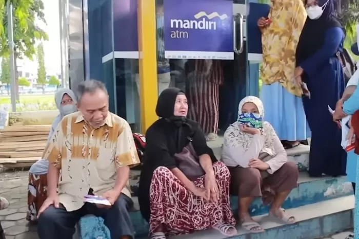Para pemegang kartu KKS sedang menunggu pencairan Bansos. (YouTube info bansos)