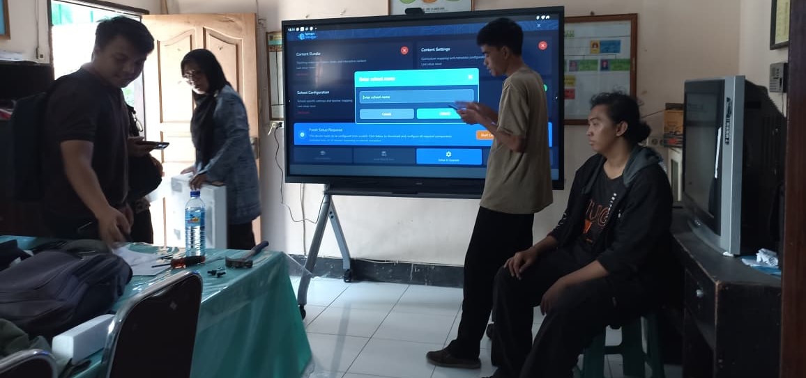 Salah satu SD di Kota Mataram saat menerima bantuan Smart Board, belum lama ini. Bantuan Smart Board tingkat SMP di Kota Mataram Masih Diverifikasi.