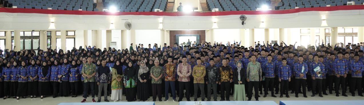 Rektor Unram Prof Bambang Hari Kusumo, foto bersama PPPK usai dilantik di Auditorium Yusuf Abu Bakar, Jumat lalu (3/10).