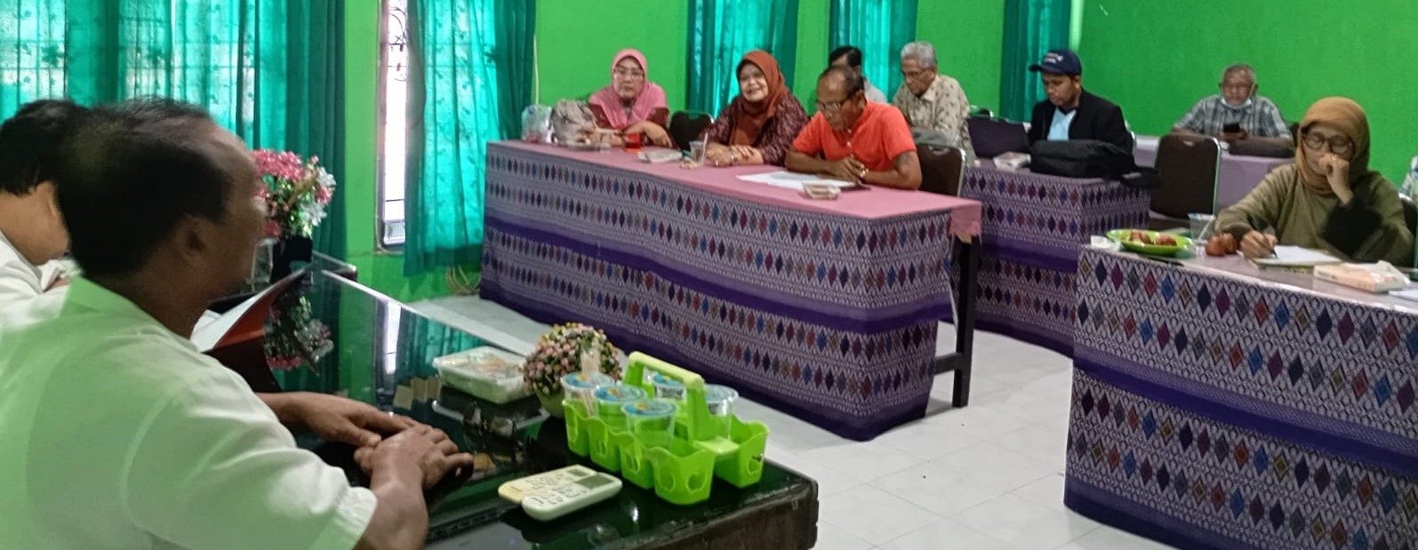 Pengurus PGRI NTB melaksanakan rapat persiapan Posenijar tingkat nasional di Sekretariat PGRI NTB, Jumat (3/10). PGRI NTB kirim guru terbaik ke Bandung, siap berikan hasil terbaik di Porsenijar.