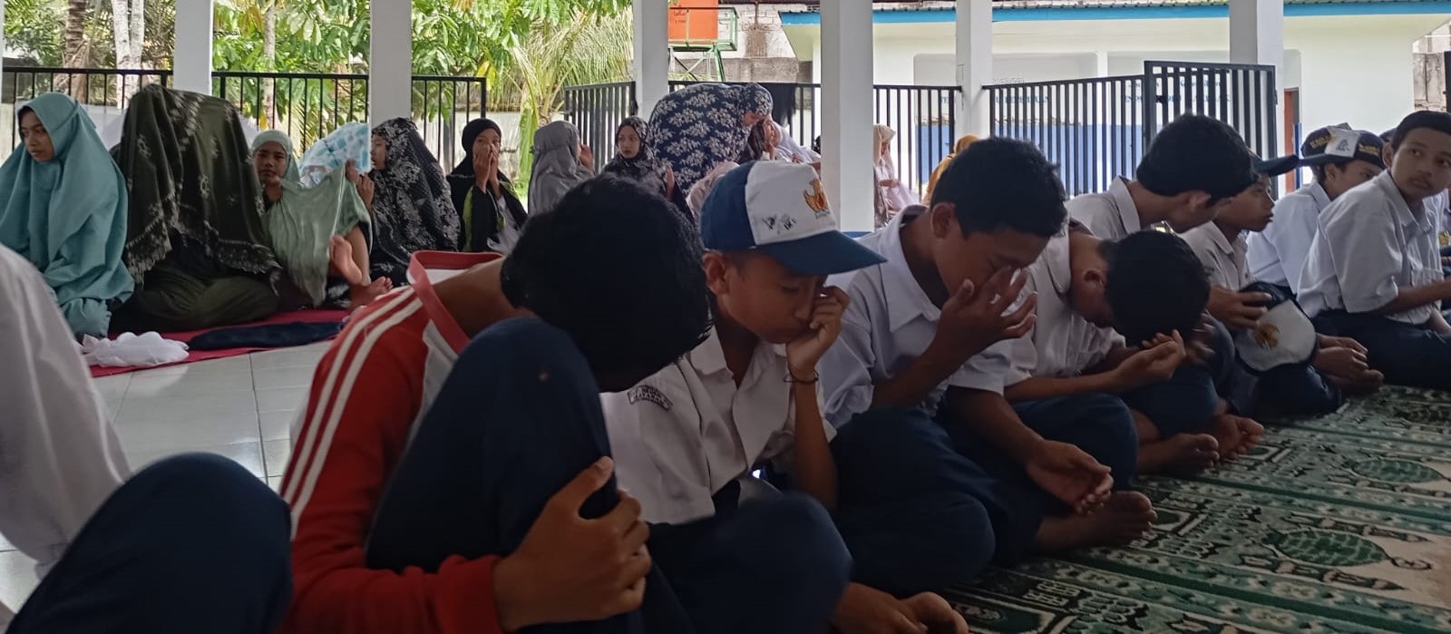 Siswa SMPN 22 Mataram berdoa usai salat duhur di musala sekolah setempat, belum lama ini. Sekolah wajibkan siswa salat duhur berjamaah sebelum pulang.