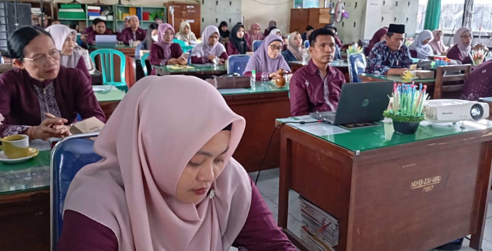 Para guru SMPN 12 Mataram saat mengikuti workshop review dan revisi kurikulum sekolah serta penyusunan administrasi pembelajaran di aula sekolah setempat, Sabtu lalu (4/10). Guru didorong adaptif.