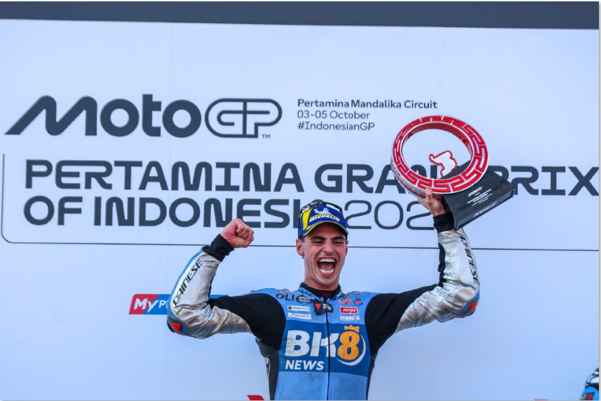 SELEBRASI: Pembalap Ducati Gresini Racing Fermin Aldeguer menyentuh garis finis dan disambut timnya pada balapan MotoGP di Sirkuit Internasional Pertamina Mandalika, Minggu (5/10).