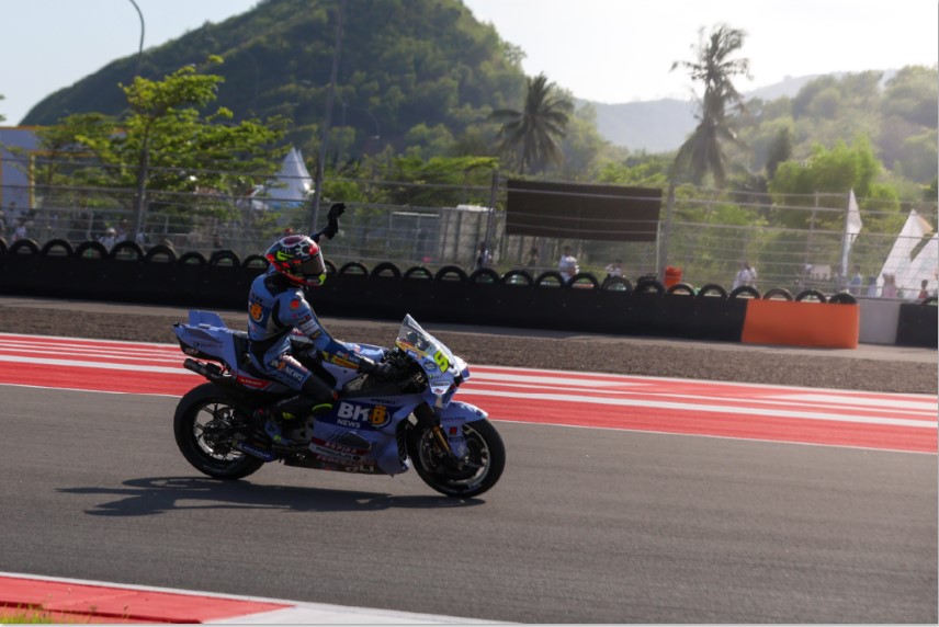 SELEBRASI: Pembalap Ducati Gresini Racing Fermin Aldeguer menyentuh garis finis dan disambut timnya pada balapan MotoGP di Sirkuit Internasional Pertamina Mandalika, Minggu (5/10).