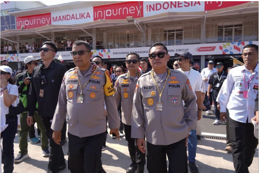 GARDA TERDEPAN: Kapolda NTB Irjen Hadi Gunawan (dua dari kiri) mendampingi Astamaops Kapolri Komjen Pol Mohammad Fadil Imran memantau pengamanan event MotoGP Mandalika 2025 di Sirkuit Mandalika.