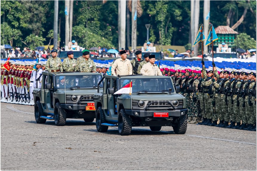 HUT TNI: Presiden Prabowo Subianto di dampingi Menteri Pertahanan Sjafrie Sjamsoeddin memeriksa pasukan saat upacara peringatan Hari Ulang Tahun (HUT) ke-80 Tentara Nasional Indonesia.
