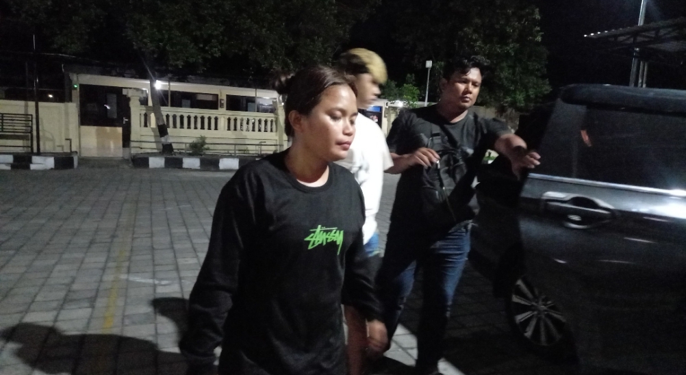 KETANGKAP LAGI: Residivis penjual narkoba berinisial YES digiring ke mobil tim Opsnal usai ditangkap di rumahnya, Karang Bagu, Cakranegara, Kota Mataram, Minggu (5/10) dini hari.