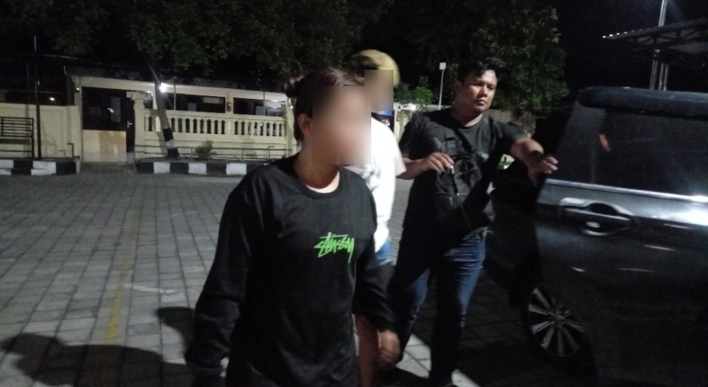 KETANGKAP LAGI: Residivis penjual narkoba berinisial YES digiring ke mobil tim Opsnal usai ditangkap di rumahnya, Karang Bagu, Cakranegara, Kota Mataram, Minggu (5/10) dini hari.&nbsp;