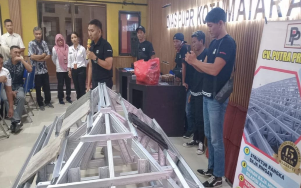 SIAP TERAPKAN DI LAPANGAN: Peserta pelatihan berlatih mengenal struktur dan teknik pemasangan atap baja ringan secara langsung, Rabu (14/5).