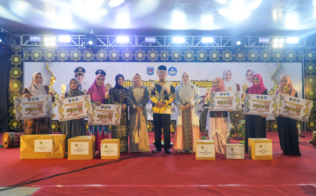 MERIAH: Wakil Wali Kota Mataram TGH Mujiburrahman , Ketua DPD LASQI NJ Kota Mataram Waridah Mujiburrahman, dan para pemenang lomba Qasidah, Sabtu malam (4/10).