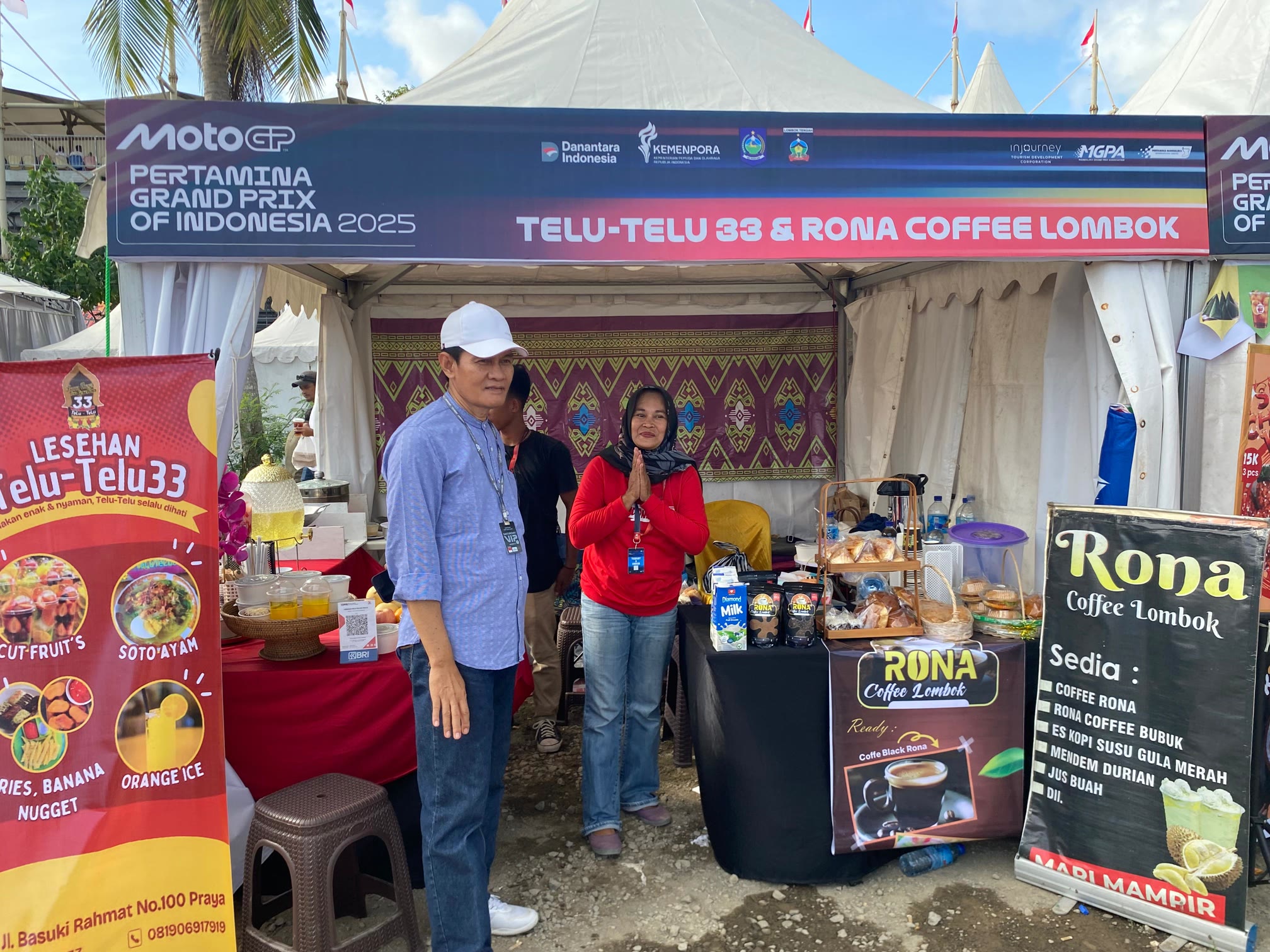 Wakil Bupati Lombok Tengah M Nursiah meninjau puluhan stand UMKM Loteng pada ajang MotoGP di Sirkuit Internasional Mandalika, Sabtu (4/10).